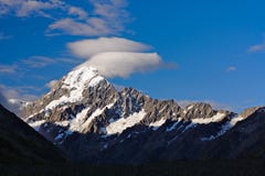 Mt Cozinheiro (aka Mt Aoraki) do vale do navio de pesca a linha, Nova Zelândia imagem de stock Mt Cozinheiro (aka Mt Aoraki) do vale do navio de pesca a linha, Nova Zelândia imagem de stock