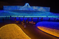 Mt Fuji LEDDE i trädgården av Nabana som ingen Sato parkerar, Nagoya, Japan arkivbild Mt Fuji LEDDE i trädgården av Nabana som ingen Sato parkerar, Nagoya, Japan arkivbild