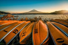 Mt Fuji nad Jeziornym Kawaguchiko z łodziami przy zmierzchem w Fujikawag obraz stock Mt Fuji nad Jeziornym Kawaguchiko z łodziami przy zmierzchem w Fujikawag obraz stock