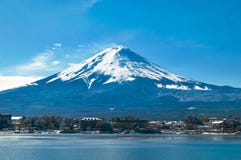 Mt Fuji w wczesnym poranku z odbiciem na jeziornym kawaguc zdjęcie stock Mt Fuji w wczesnym poranku z odbiciem na jeziornym kawaguc zdjęcie stock