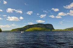 Mt Kineo na łosia amerykańskiego Głowa jeziorze W Środkowym Maine fotografia stock Mt Kineo na łosia amerykańskiego Głowa jeziorze W Środkowym Maine fotografia stock
