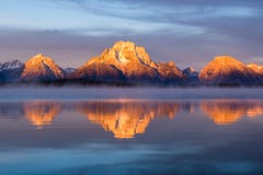 Mt Moran på soluppgång, Jackson Lake, storslagen Teton nationalpark arkivfoto Mt Moran på soluppgång, Jackson Lake, storslagen Teton nationalpark arkivfoto
