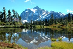 Mt shuksan et lac d'illustration images stock Mt shuksan et lac d'illustration images stock