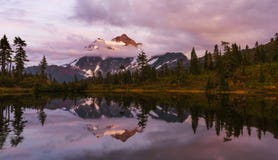 Mt Shuksan no por do sol foto de stock Mt Shuksan no por do sol foto de stock