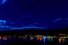 Mt stupéfiant Fuji, Japon avec l'étoile sur le ciel au lac Kawaguc photographie stock libre de droits Mt stupéfiant Fuji, Japon avec l'étoile sur le ciel au lac Kawaguc photographie stock libre de droits