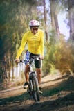Mtb горного велосипеда катания молодого человека в пользе следа джунглей для спорта стоковые фото Mtb горного велосипеда катания молодого человека в пользе следа джунглей для спорта стоковые фото