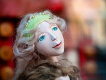 Muñecas Que Representan Héroes De Cuento De Hadas En Una Ventana De Un Teatro De Títeres De Moscú La Figura De Una Cabeza De Muje Imagen editorial - Imagen de hadas, muñecas: