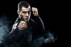 Muay ταϊλανδική πάλη μπόξερ αθλητικών τύπων στον εγκιβωτισμό του κλουβιού Απομονωμένος στο μαύρο υπόβαθρο με τον καπνό διάστημα α στοκ φωτογραφία Muay ταϊλανδική πάλη μπόξερ αθλητικών τύπων στον εγκιβωτισμό του κλουβιού Απομονωμένος στο μαύρο υπόβαθρο με τον καπνό διάστημα α στοκ φωτογραφία