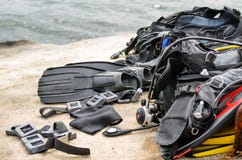 Mucchio dell'essiccazione dell'attrezzatura di immersione con bombole sul bacino fotografia stock Mucchio dell'essiccazione dell'attrezzatura di immersione con bombole sul bacino fotografia stock