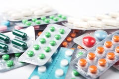 Mucchio delle pillole variopinte e delle capsule della medicina in blister Immagini Stock Libere da Diritti Mucchio delle pillole variopinte e delle capsule della medicina in blister Immagini Stock Libere da Diritti