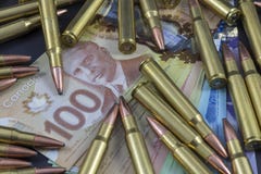 Mucchio di munizioni su soldi canadesi immagini stock libere da diritti Mucchio di munizioni su soldi canadesi immagini stock libere da diritti