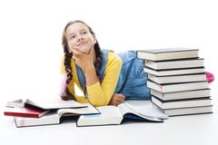 Muchacha adolescente joven puesta con muchos libros fotos de archivo Muchacha adolescente joven puesta con muchos libros fotos de archivo