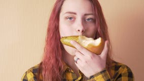Muchacha adolescente linda que come la pera metrajes Muchacha adolescente linda que come la pera metrajes