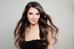 Muchacha alegre con Windy Hair Mujer del modelo de manera Fotografía de archivo Muchacha alegre con Windy Hair Mujer del modelo de manera Fotografía de archivo