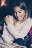 Muchacha alegre de los estudiantes que aprende en biblioteca imágenes de archivo libres de regalías Muchacha alegre de los estudiantes que aprende en biblioteca imágenes de archivo libres de regalías