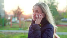 Muchacha atractiva joven en la calle que habla en el teléfono almacen de metraje de vídeo Muchacha atractiva joven en la calle que habla en el teléfono almacen de metraje de vídeo