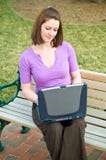 Muchacha bonita del estudiante con tecnología de la computadora portátil del Internet imagen de archivo libre de regalías Muchacha bonita del estudiante con tecnología de la computadora portátil del Internet imagen de archivo libre de regalías