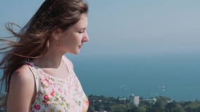 Muchacha caucásica hermosa en una terraza sobre la ciudad contra el mar almacen de video Muchacha caucásica hermosa en una terraza sobre la ciudad contra el mar almacen de video