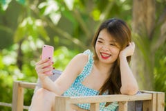 Muchacha china coreana feliz y atractiva joven en el jardín del centro turístico que toma la foto del selfie con la cámara del te fotos de archivo libres de regalías Muchacha china coreana feliz y atractiva joven en el jardín del centro turístico que toma la foto del selfie con la cámara del te fotos de archivo libres de regalías