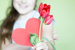 Muchacha con el corazón y el concepto rojos del día de madres de la celebración de las flores imágenes de archivo libres de regalías Muchacha con el corazón y el concepto rojos del día de madres de la celebración de las flores imágenes de archivo libres de regalías