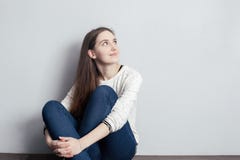 Muchacha con el pelo largo que mira para arriba imagen de archivo libre de regalías Muchacha con el pelo largo que mira para arriba imagen de archivo libre de regalías