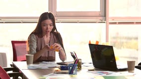 Muchacha con exceso de trabajo cansada que toma píldoras de los calmantes Muchacha con exceso de trabajo cansada que toma píldoras de los calmantes