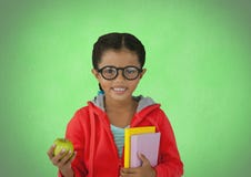 Muchacha con la manzana y libros delante del fondo verde foto de archivo libre de regalías Muchacha con la manzana y libros delante del fondo verde foto de archivo libre de regalías