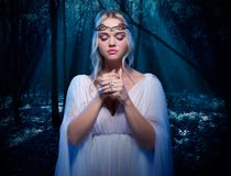 Muchacha de Elven en bosque de la noche Imagen de archivo libre de regalías Muchacha de Elven en bosque de la noche Imagen de archivo libre de regalías