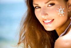 Muchacha de la belleza con Sun Tan Cream en su cara fotos de archivo Muchacha de la belleza con Sun Tan Cream en su cara fotos de archivo