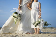 Muchacha de la novia y de flor en la playa imagenes de archivo Muchacha de la novia y de flor en la playa imagenes de archivo