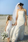 Muchacha de la novia y de flor en la playa imagenes de archivo Muchacha de la novia y de flor en la playa imagenes de archivo