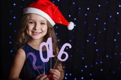 Muchacha de Papá Noel con la fecha 2016 del Año Nuevo Foto de archivo