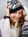 Muchacha de risa hermosa en un casquillo hecho punto fotografía de archivo libre de regalías Muchacha de risa hermosa en un casquillo hecho punto fotografía de archivo libre de regalías