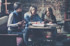 Muchacha de tres estudiantes que tiene la diversión y clavos de la laca imagen de archivo Muchacha de tres estudiantes que tiene la diversión y clavos de la laca imagen de archivo