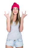 Muchacha del adolescente en pantalones cortos del dril de algodón y una camiseta gris y un sombrero de punto rosado, atados en la Imagen de archivo libre de regalías