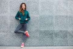 Muchacha del deporte de la aptitud en la calle imágenes de archivo libres de regalías Muchacha del deporte de la aptitud en la calle imágenes de archivo libres de regalías