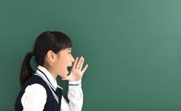 Muchacha del estudiante del adolescente que grita antes de pizarra foto de archivo libre de regalías Muchacha del estudiante del adolescente que grita antes de pizarra foto de archivo libre de regalías