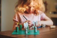 Muchacha del niño que hace el juego del dedo del pie del tac del tic del arte de pascua en casa imágenes de archivo libres de regalías Muchacha del niño que hace el juego del dedo del pie del tac del tic del arte de pascua en casa imágenes de archivo libres de regalías