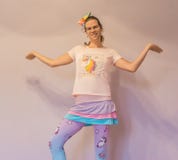 Muchacha divertida del transexual de LGBT en el equipo del kawaii del unicornio que hace aquí me soy actitud fotografía de archivo Muchacha divertida del transexual de LGBT en el equipo del kawaii del unicornio que hace aquí me soy actitud fotografía de archivo