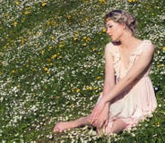 Muchacha elegante, atractiva hermosa joven que se coloca en un bosque cerca de árbol floreciente con el pelo largo rubio en día s fotos de archivo libres de regalías Muchacha elegante, atractiva hermosa joven que se coloca en un bosque cerca de árbol floreciente con el pelo largo rubio en día s fotos de archivo libres de regalías