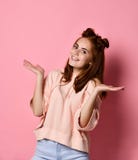 Muchacha emocional Palma moderna hermosa de la tenencia del jengibre a disposición fotografía de archivo libre de regalías Muchacha emocional Palma moderna hermosa de la tenencia del jengibre a disposición fotografía de archivo libre de regalías