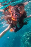 Muchacha en el salto de la máscara de la natación en el mar cerca del arrecife de coral imagen de archivo libre de regalías Muchacha en el salto de la máscara de la natación en el mar cerca del arrecife de coral imagen de archivo libre de regalías