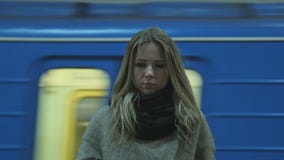 Muchacha en el tren que espera del subterráneo para metrajes Muchacha en el tren que espera del subterráneo para metrajes
