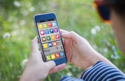 muchacha en la hierba que sostiene su smartphone fotos de archivo muchacha en la hierba que sostiene su smartphone fotos de archivo