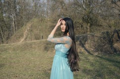 Muchacha en un bosque en un vestido hermoso Foto de archivo Muchacha en un bosque en un vestido hermoso Foto de archivo