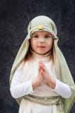 Muchacha en un equipo de la Navidad Attire para la reconstrucción de la historia del nacimiento de Jesus Christ Girl en traje bíb imágenes de archivo libres de regalías Muchacha en un equipo de la Navidad Attire para la reconstrucción de la historia del nacimiento de Jesus Christ Girl en traje bíb imágenes de archivo libres de regalías