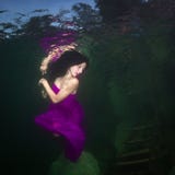 Muchacha en un río imagen de archivo libre de regalías Muchacha en un río imagen de archivo libre de regalías