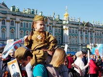 Muchacha en uniforme militar el d?a del d?a de fiesta de victoria, el 9 de mayo, Rusia fotografía de archivo Muchacha en uniforme militar el d?a del d?a de fiesta de victoria, el 9 de mayo, Rusia fotografía de archivo