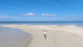 Muchacha feliz de la raza mixta que corre en la playa hermosa KOH Phangan, Tailandia A cámara lenta aéreo de HD almacen de video Muchacha feliz de la raza mixta que corre en la playa hermosa KOH Phangan, Tailandia A cámara lenta aéreo de HD almacen de video