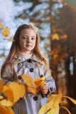 Muchacha feliz en otoño de las hojas imagenes de archivo Muchacha feliz en otoño de las hojas imagenes de archivo
